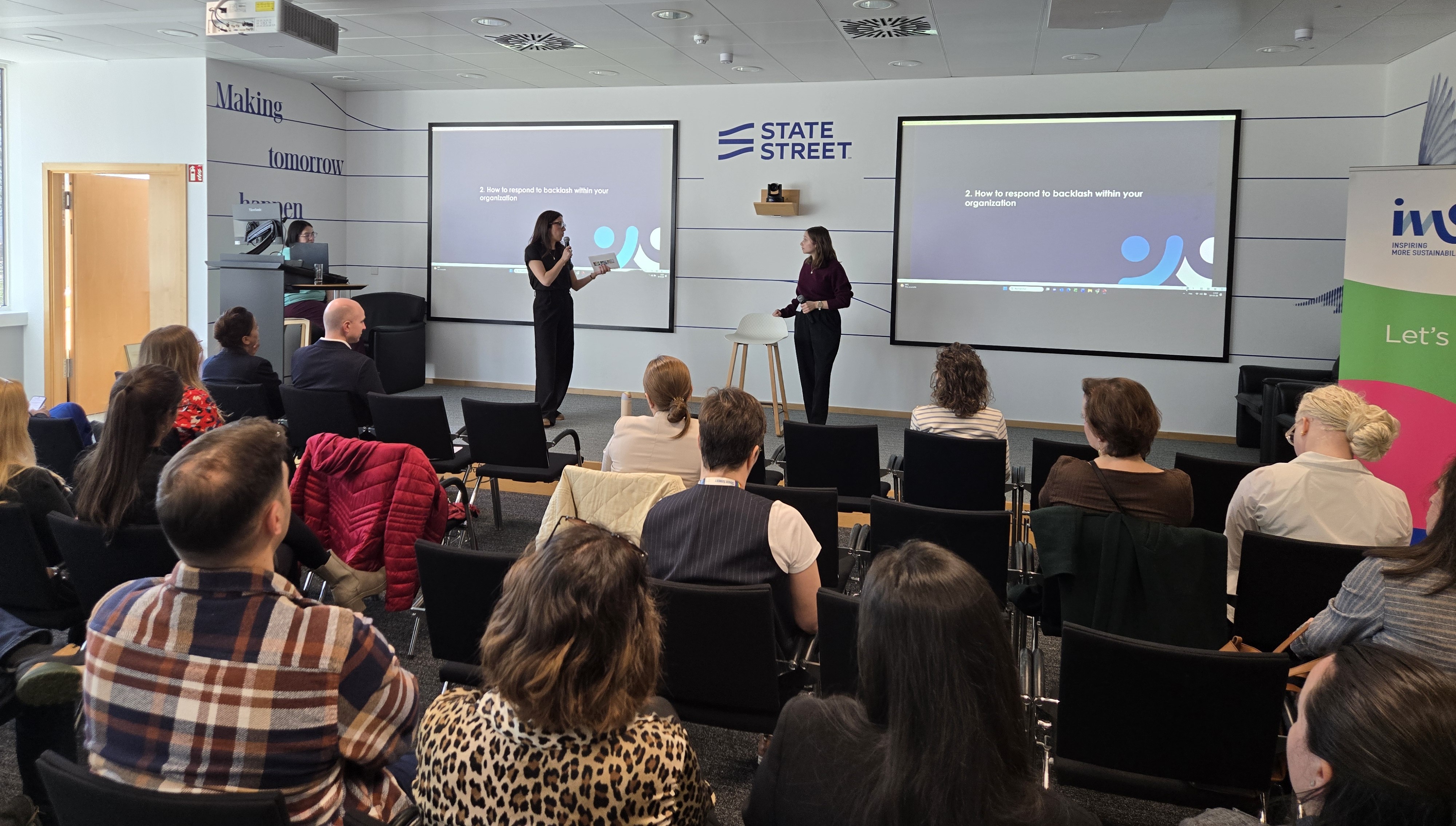 Deux intervenantes prennent la parole devant une assemblée