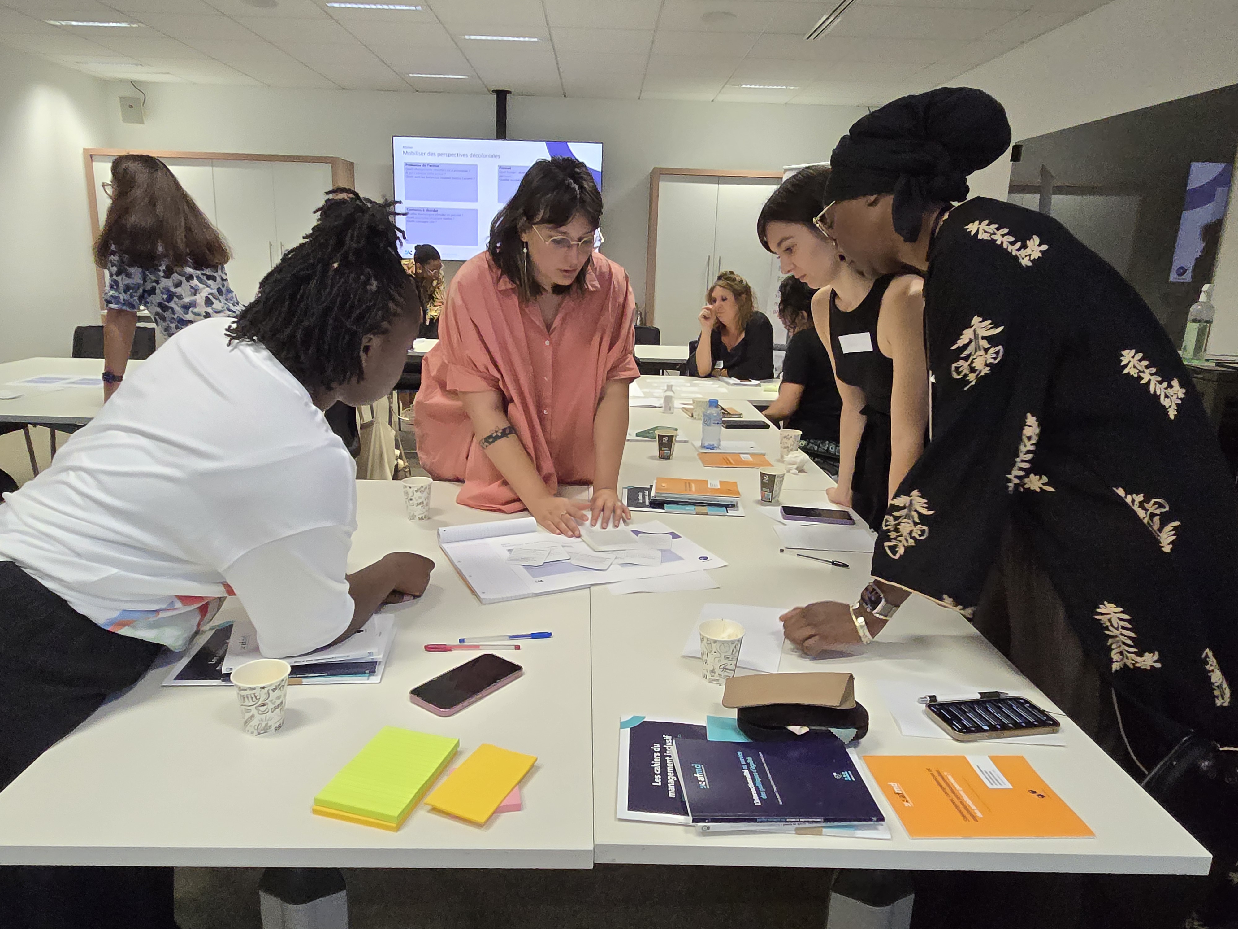 Animation d'un atelier avec plusieurs participantes autour de la table