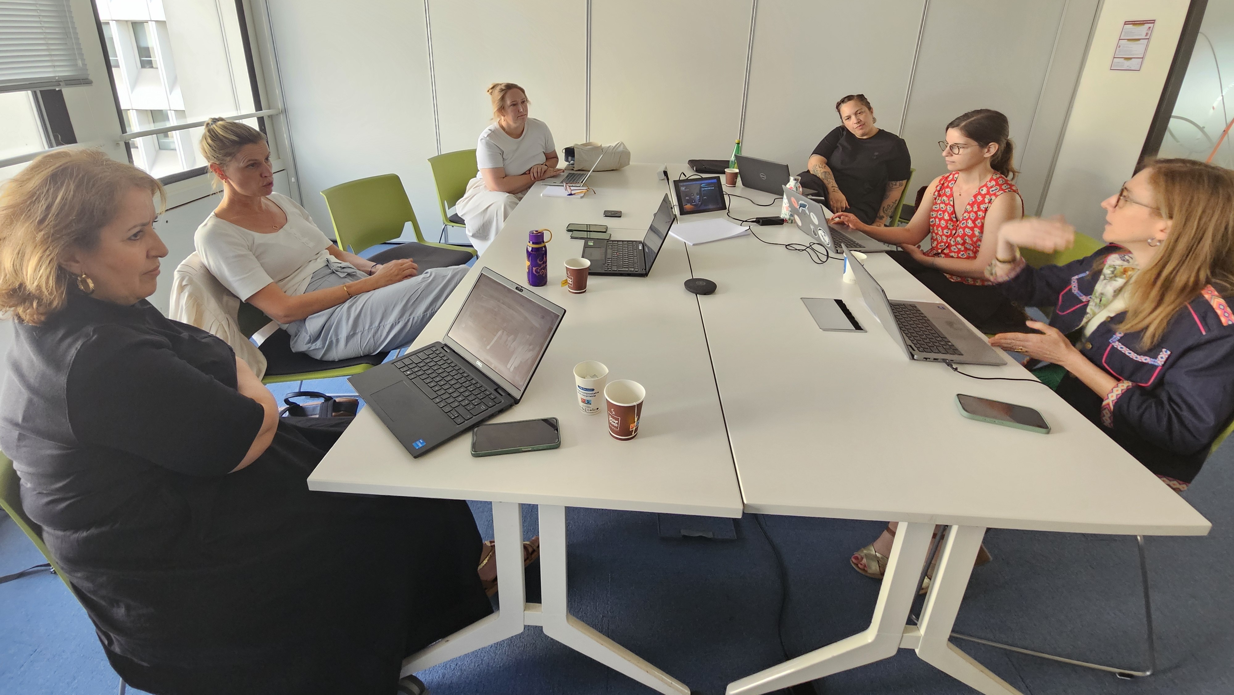 Participantes en train de discuter en sous-groupe