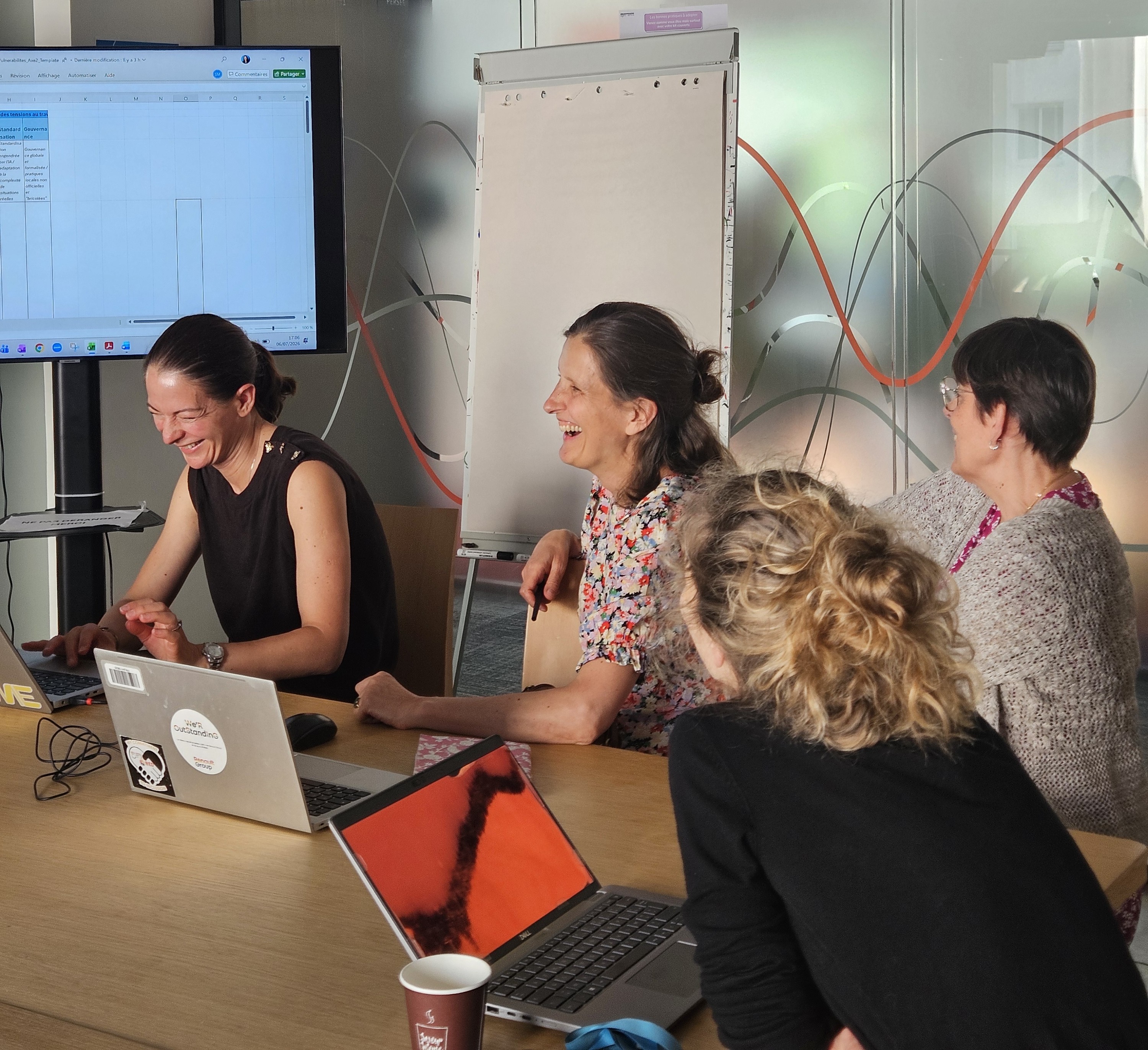 Participantes en train de discuter en sous-groupe