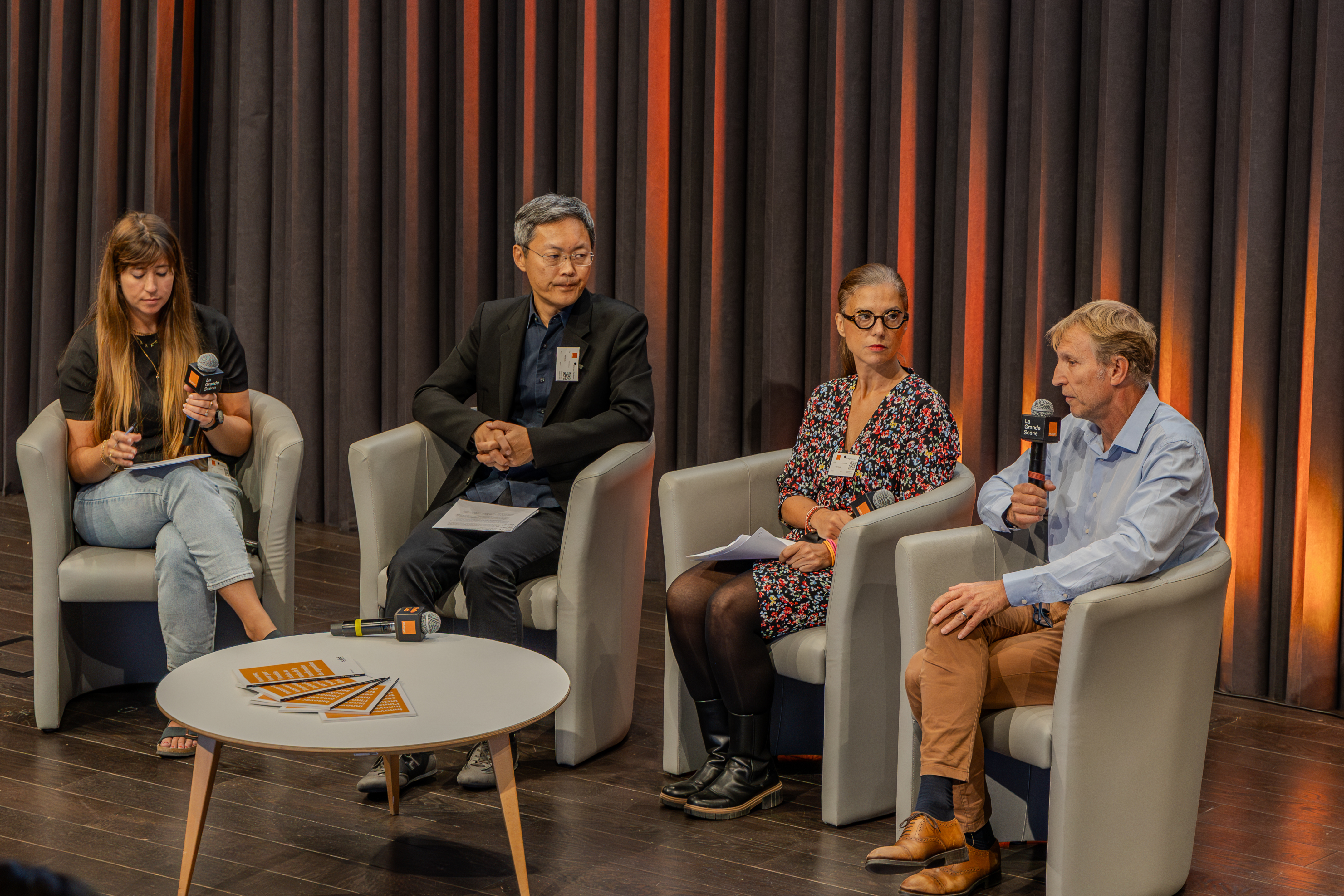 Les 4 intervenants de la table ronde sont en train de prendre la parole