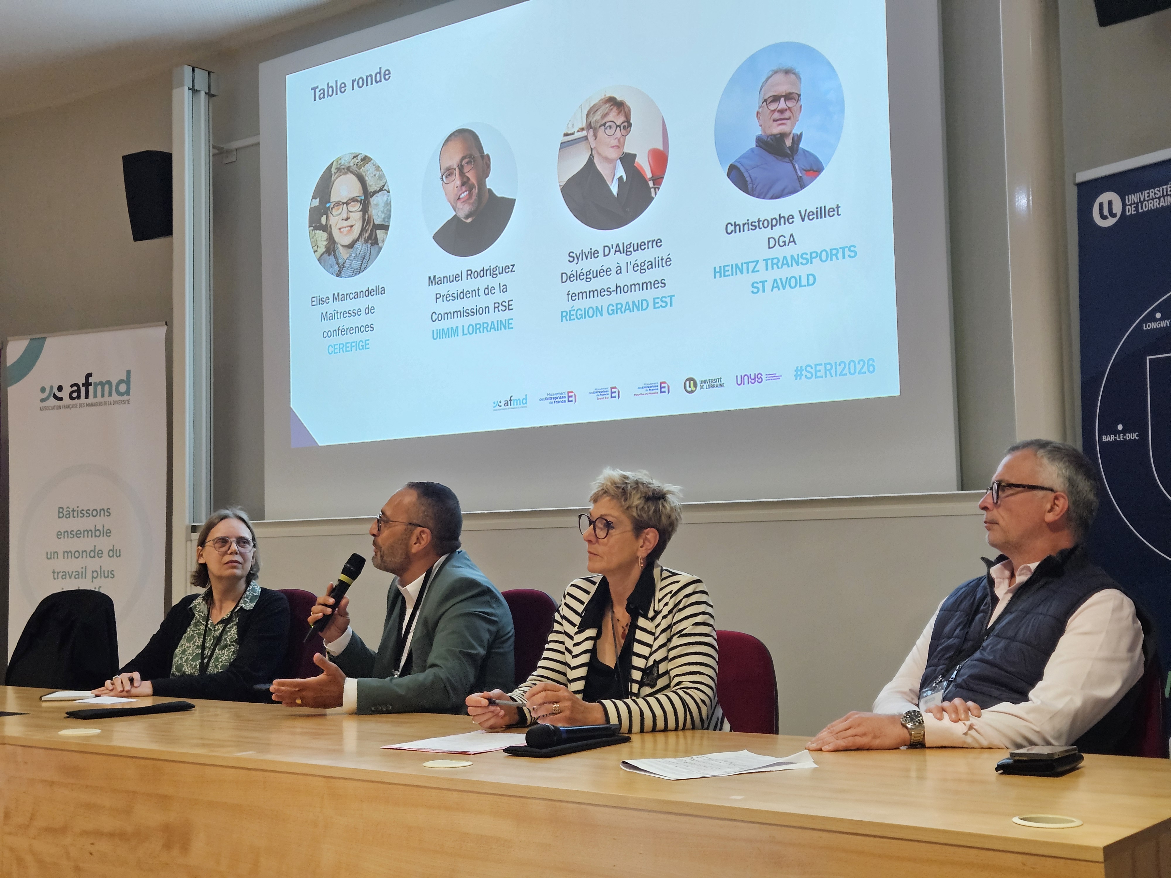 Quatre personnes de la table ronde prennent la parole
