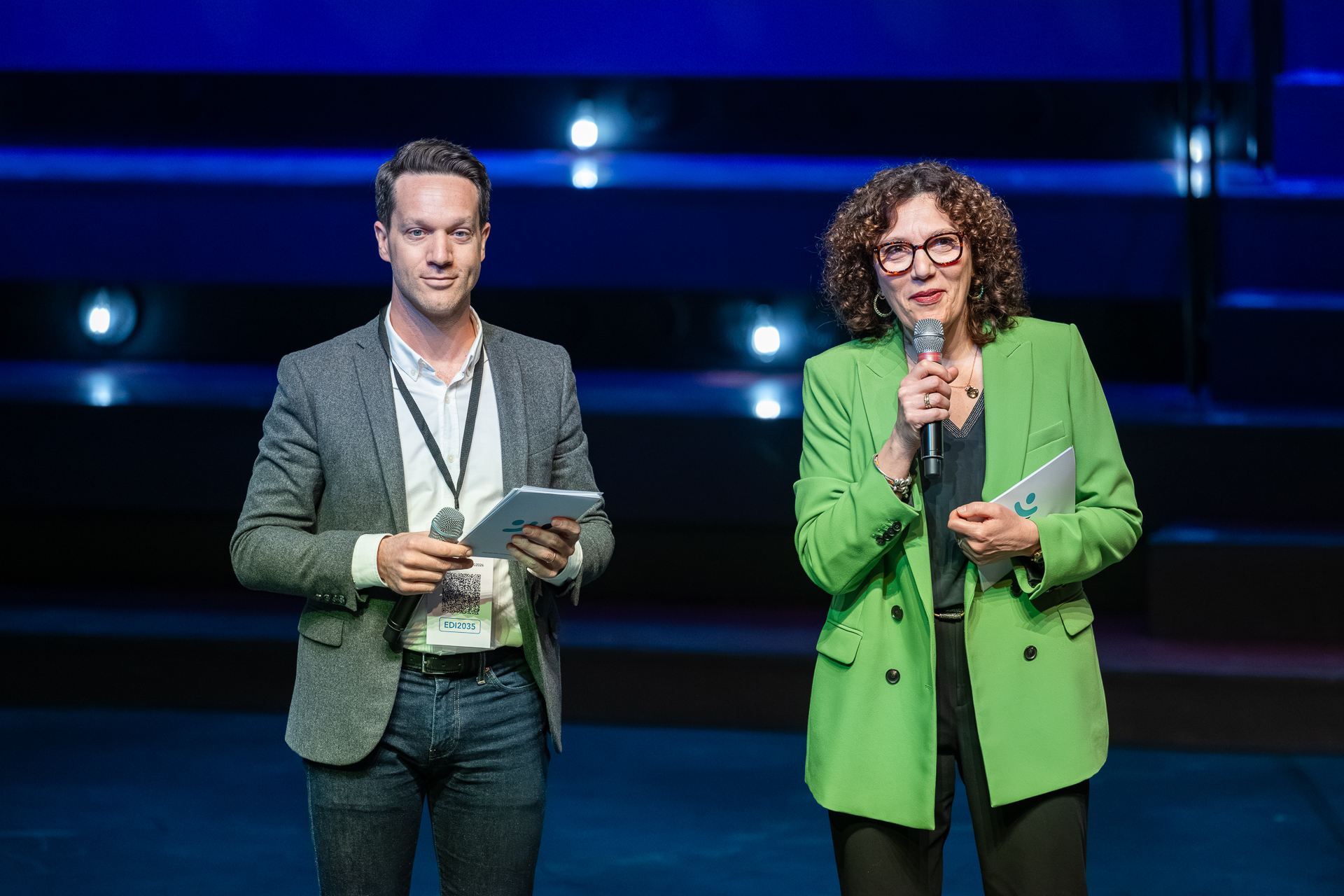 Romain Plaisantin et Delphine Pouponneau prennent la parole sur scène