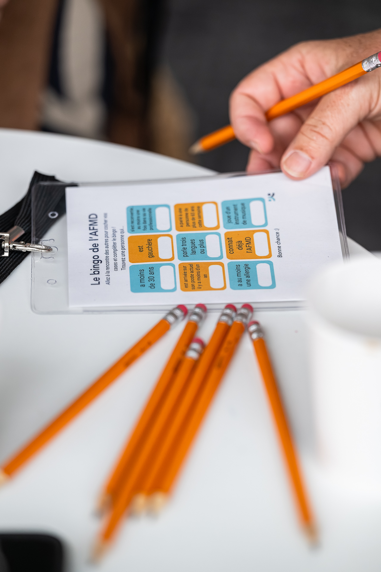 Personne écrivant sur son badge