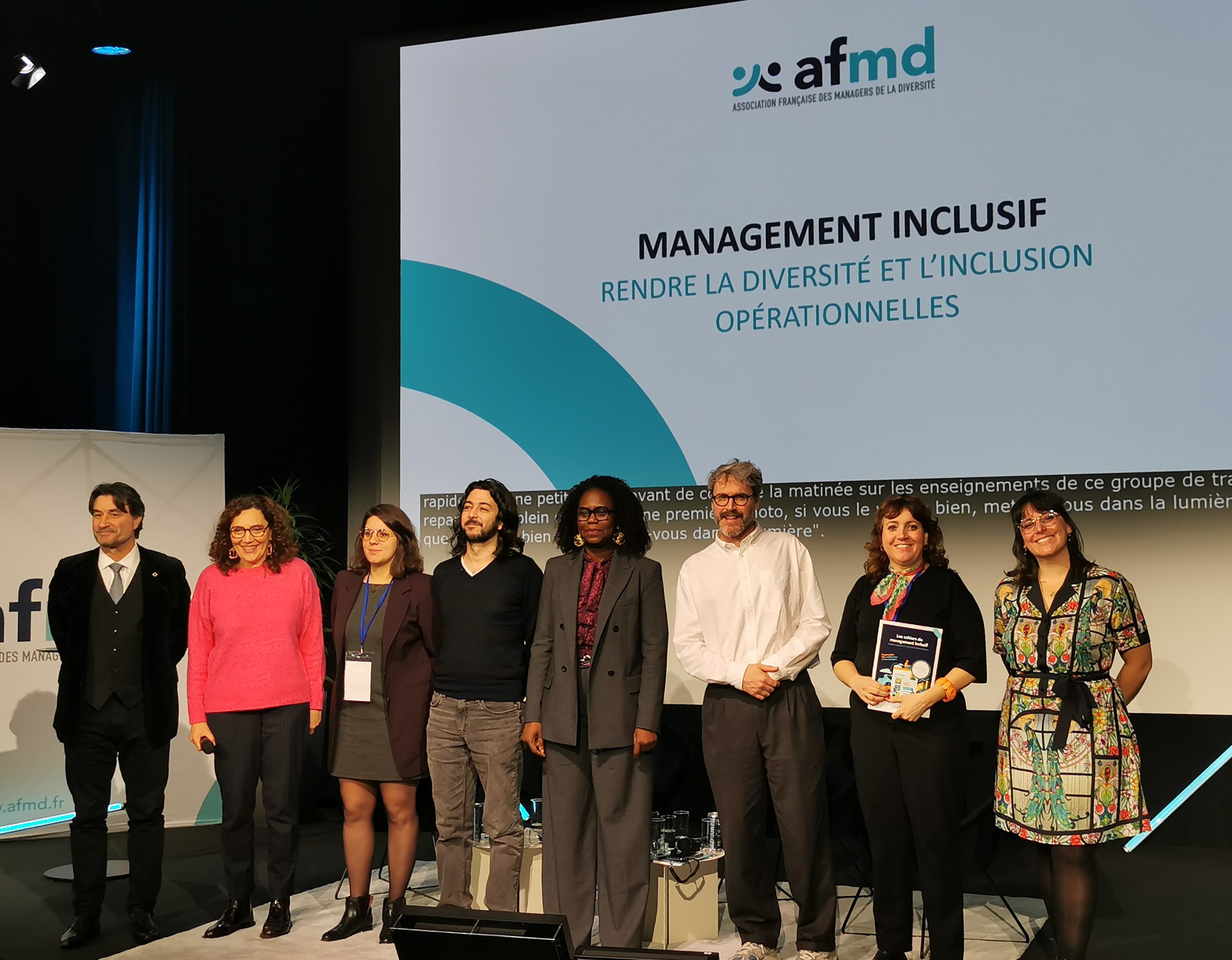 Photo de groupe avec l'ensemble des 8 intervenants et intervenantes